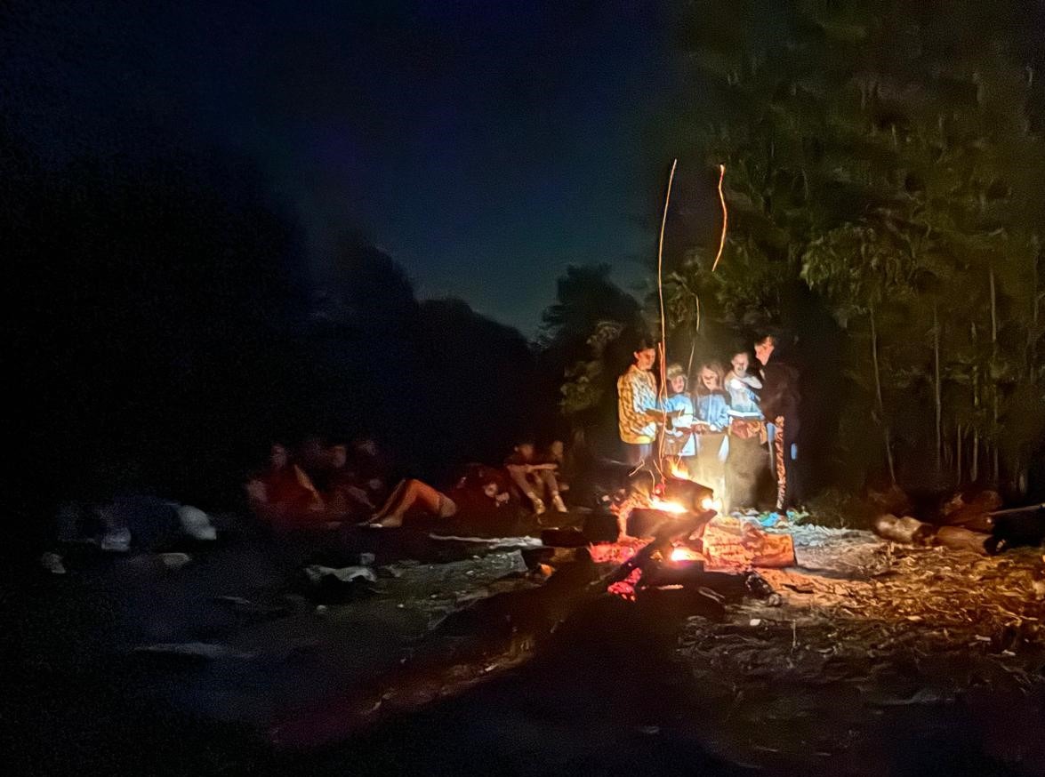 Actividad de hoguera en campamento de verano Nhorte