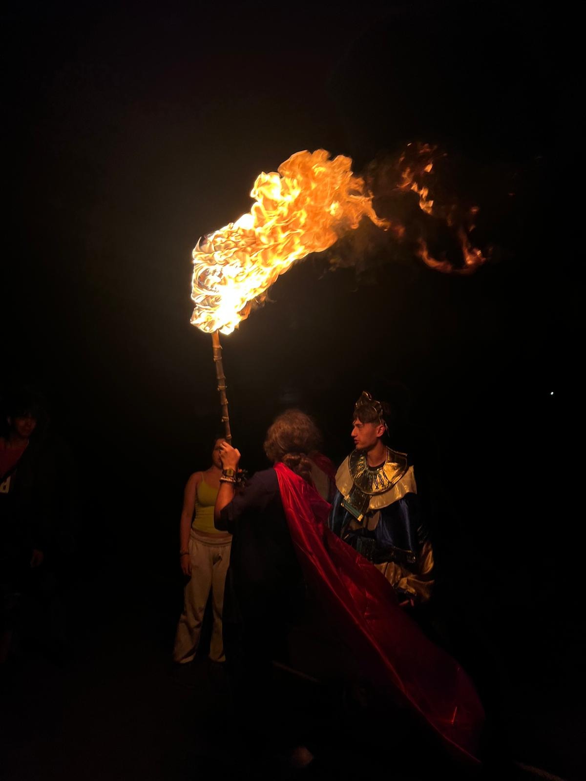 Actividad nocturna en campamento de verano con antorcha de fuego