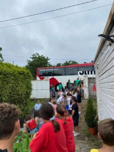 Autobus para llegar al campamento de verano