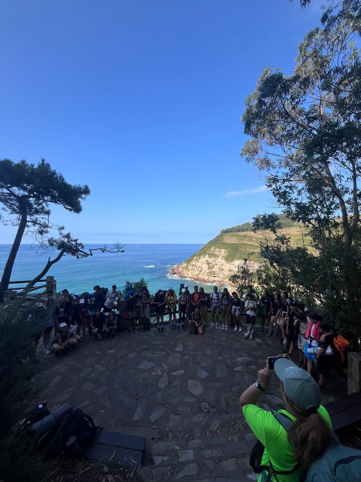 Grupo de campistas y monitores de Nhorte frente al mar al finalizar una excursión