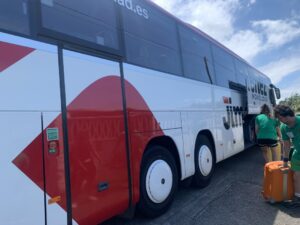 Autobús de Nhorte llegando a recoger a campistas