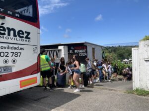 Campistas entrando en autobús para irse de Nhrote campamento de verano