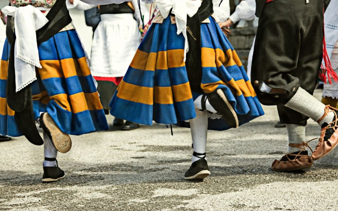 Trajes regionales de Asturias haciendo una danza durante las fiestas